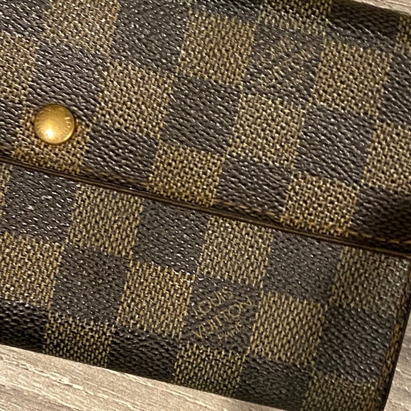 Authentic Louis Vuitton Damier Ebene crossbody - Picture 3 of 11